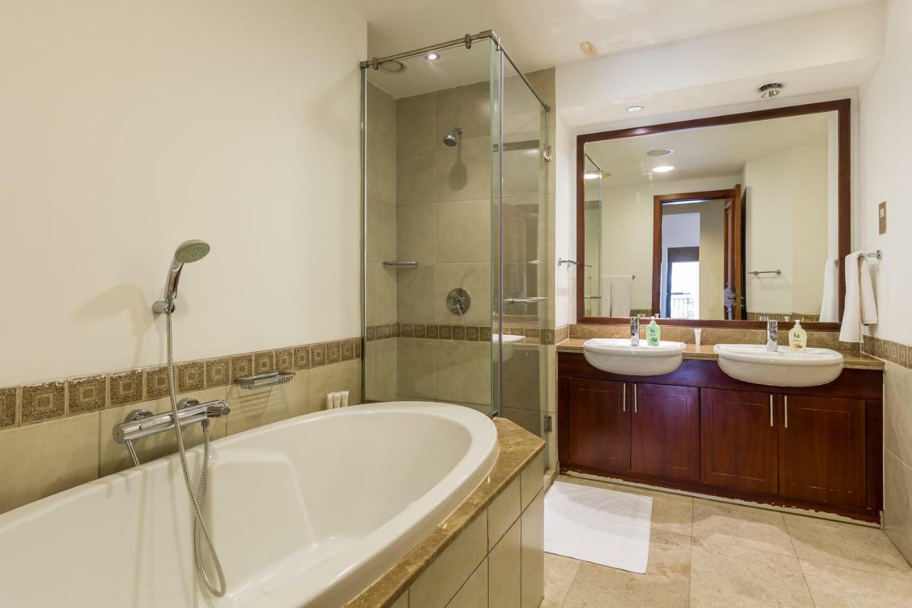 Beachfront Two Bedrooms On Palm Jumeirah By Deluxe Holiday Homes Dubai Eksteriør bilde